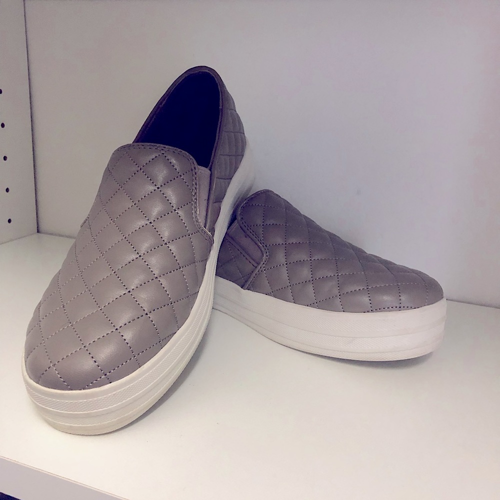 Skechers size 8 slide on beige slip on sneaker shoes